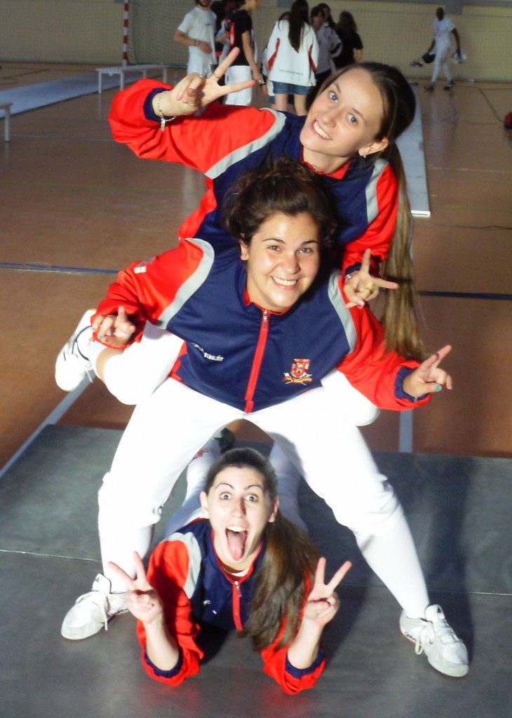 LAS TRES TIRADORAS CELEBRANDO EL TRECER PUESTO DE ESPADA LAS TRES TIRADORAS CELEBRANDO EL TRECER PUESTO DE ESPADA